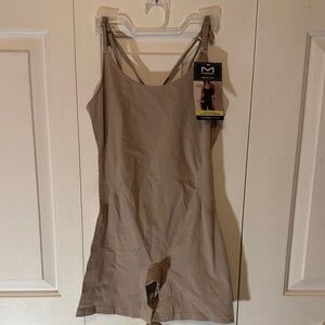 Maidenform Sz Large Seamless Shaping Bodysuit NWT B21